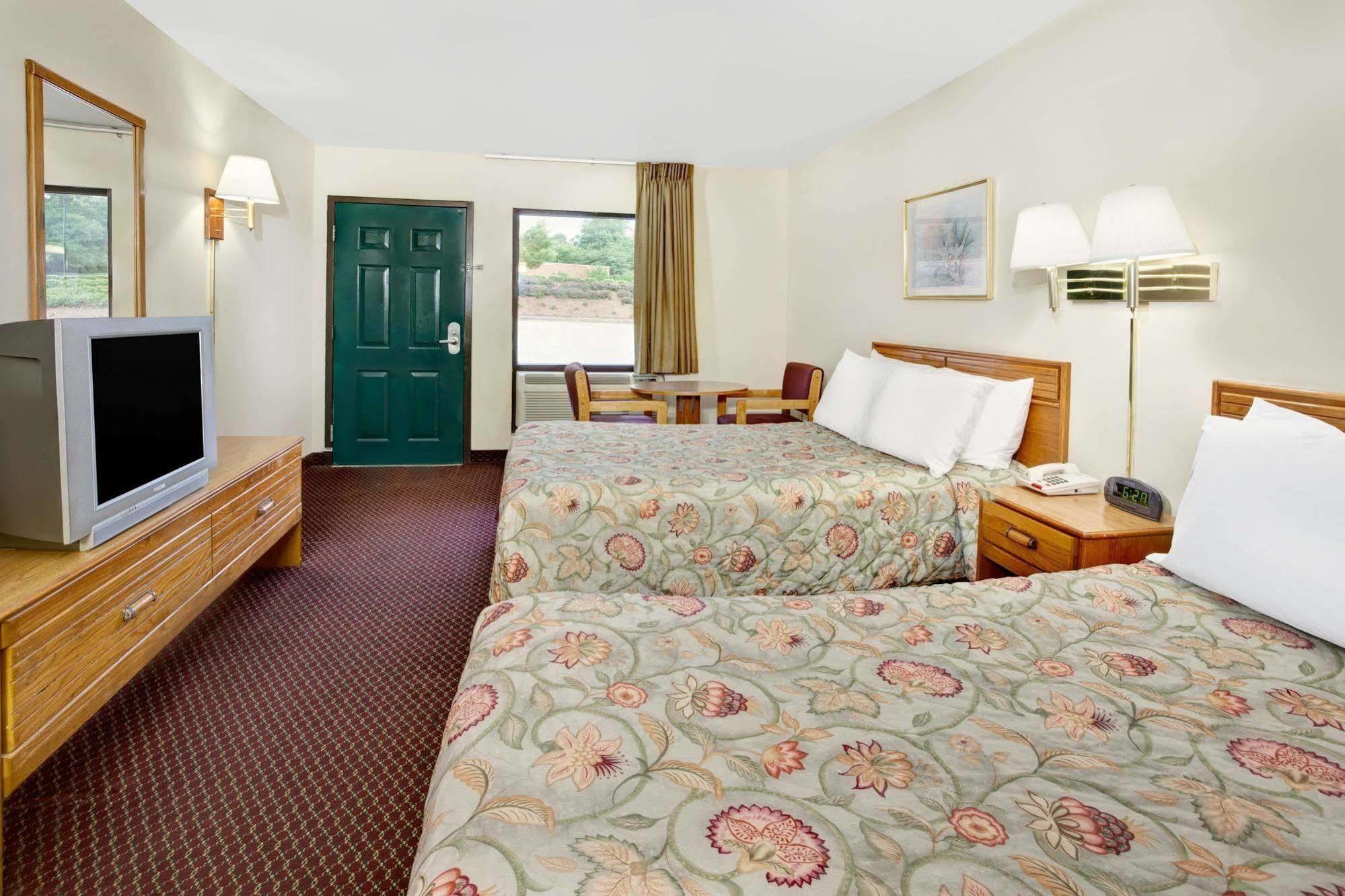 Super 8 By Wyndham Marietta/West/Atl Area Hotel Exterior photo