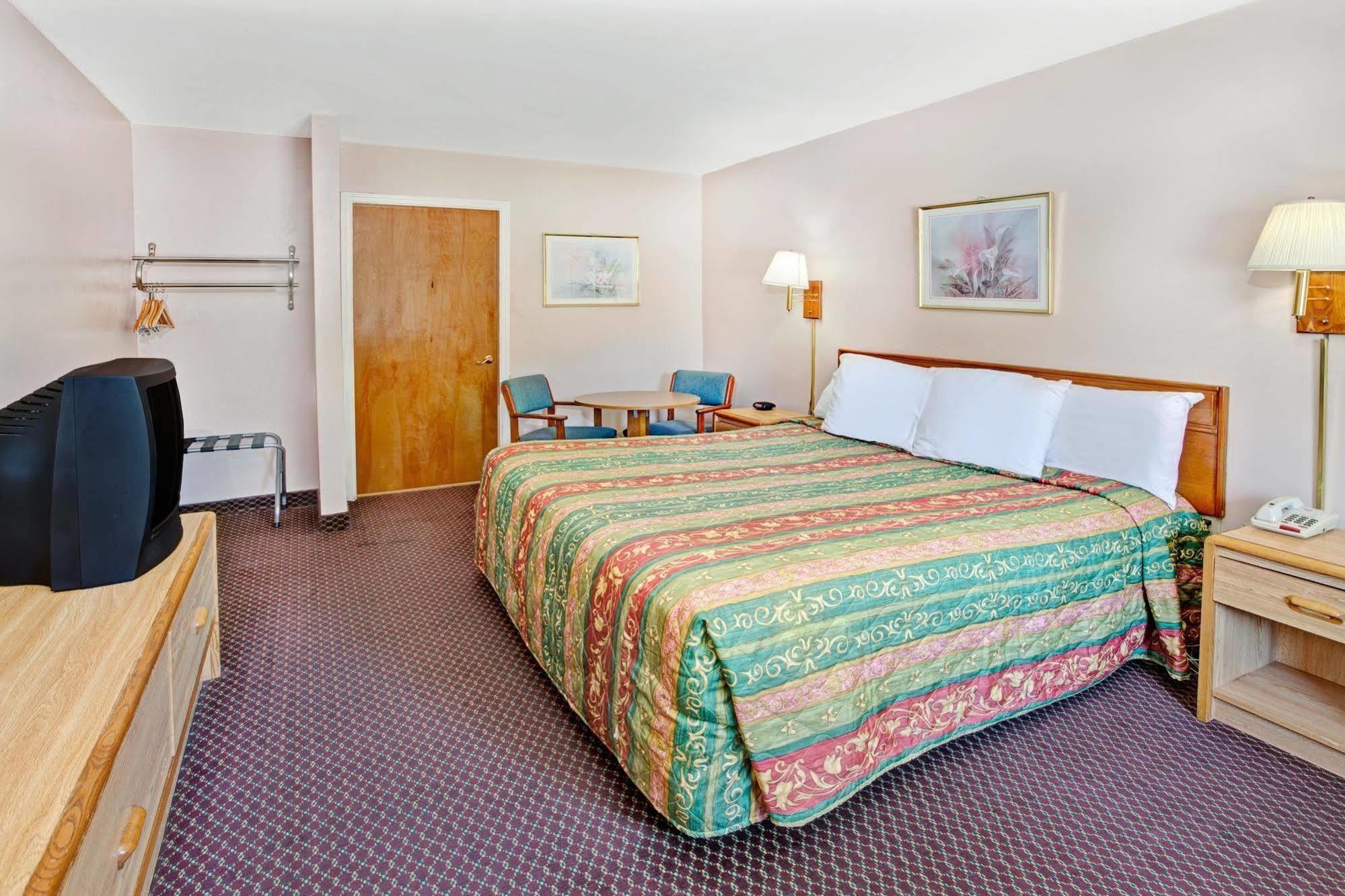 Super 8 By Wyndham Marietta/West/Atl Area Hotel Exterior photo