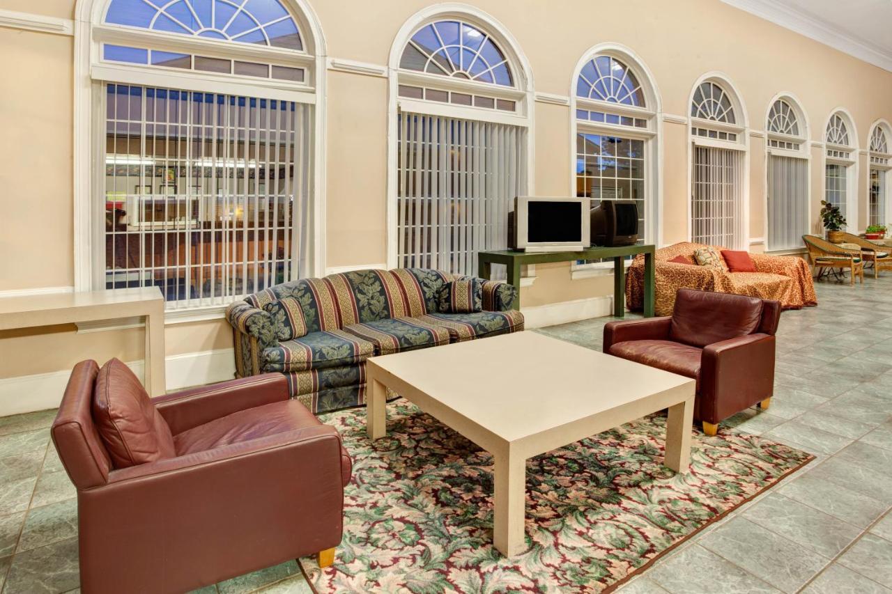 Super 8 By Wyndham Marietta/West/Atl Area Hotel Exterior photo